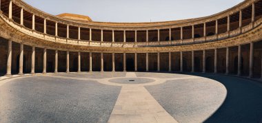 Güneşli bir günde mavi gökyüzü ile Alhambra Kolezyumu 'nun iç avlusunun panoramik manzarası.