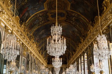 Aynalar salonundaki Versay Sarayı 'nın avizeleri.