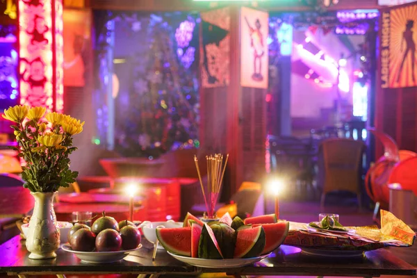 Hoi An 'daki bir barda tanrılara sunulan çeşitli yiyecekler.
