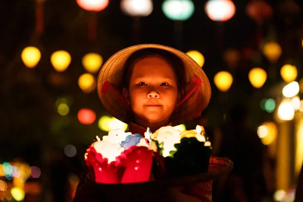 Kleines Vietnamesisches Mädchen Mit Hut Hält Bunte Papierlaternen Mit Lichtern — Stockfoto