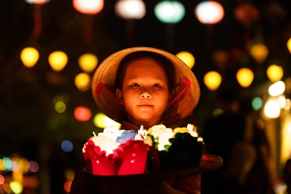 Kleines Vietnamesisches Mädchen Mit Hut Hält Bunte Papierlaternen Mit Lichtern — Stockfoto