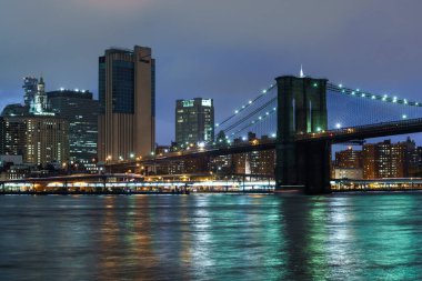 Manhattan Köprüsü 'nün gece panoramik görüntüsü