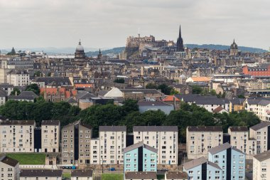Bulutlu bir yaz gününde Holyrood Park 'tan Edinburgh Kalesi' nin muhteşem manzarası