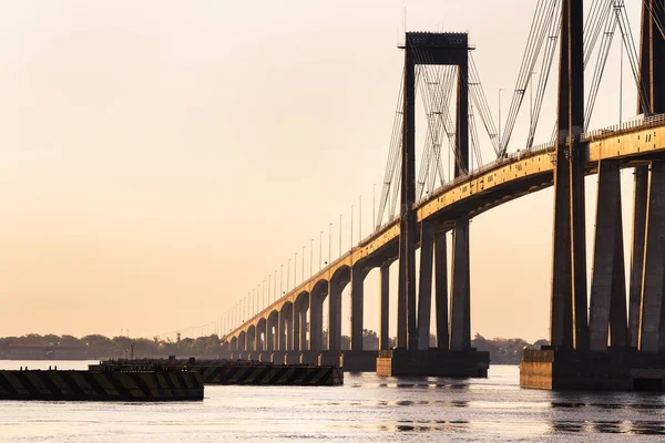 晴れた日の日没時に海岸から見たコリエンテス橋 Corrientes Argentina — ストック写真