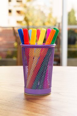 Kalem sepetinin içindeki renkli işaretler.