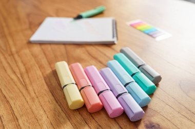 Renk belirteci ile beyaz bir sayfa üzerine çizim