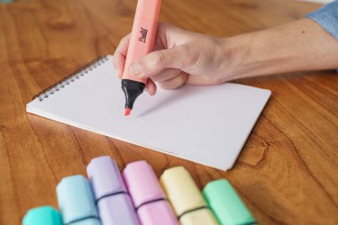 Renk belirteci ile beyaz bir sayfa üzerine çizim