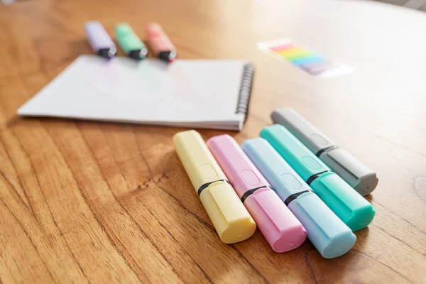 Tekenen Een Wit Vel Met Een Markeerstift — Stockfoto