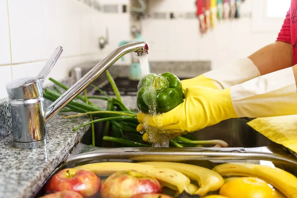 Cleaning Fruits Vegetables Latex Gloves Coronavirus — Stock Photo, Image