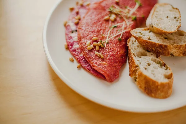 Masanın üzerinde fındıklı ve ekmekli vejetaryen omleti.