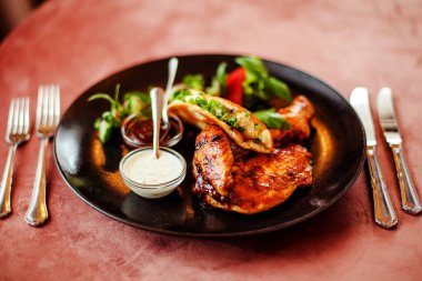 Et ve sebzeli Gürcü yemeği Ve sos 