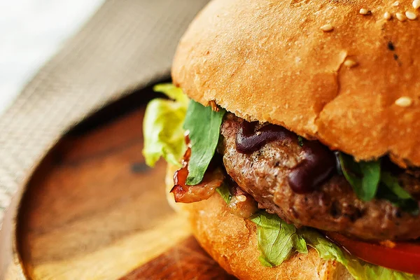 Sulu hamburger, yakın plan.