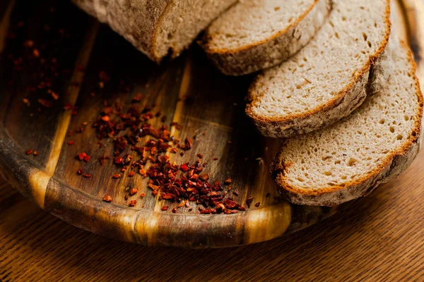 Tahtada taze dilimlenmiş ekmek 