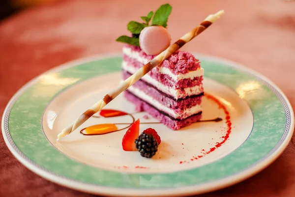 Böğürtlenli ve kurabiyeli kek.