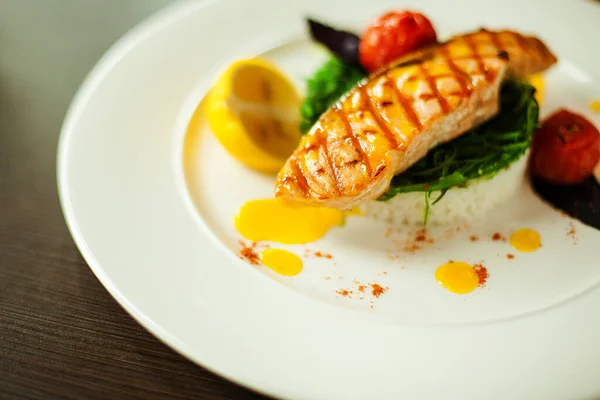 Pirinç ve sebzeli ızgara balık.