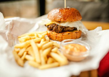 Patates ve peynir soslu hamburger. 