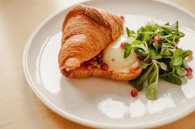 Krem peynirli, yeşil ve nar aromalı nefis bir ruisan.