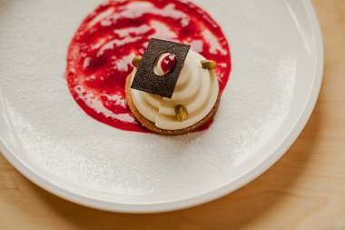 Güzel kremalı pasta ve böğürtlen reçeli