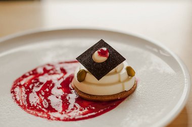 Güzel kremalı pasta ve böğürtlen reçeli