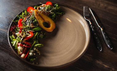 salata karamelli armut sarugula kiraz domatesleri. 