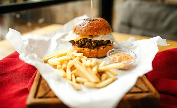Patates ve peynir soslu hamburger. 