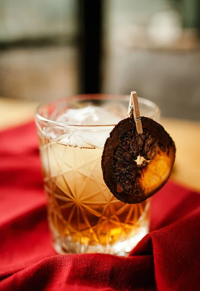 Buzlu kokteyl viskisi ve kırmızı arka planda pipet. 