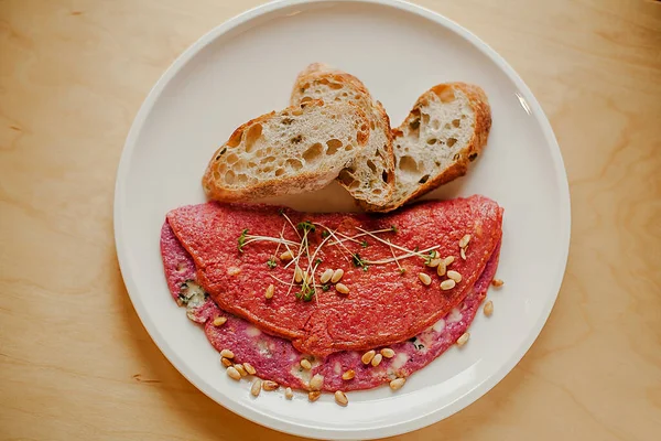 Ekmek ve fındıklı omlet peyniri.