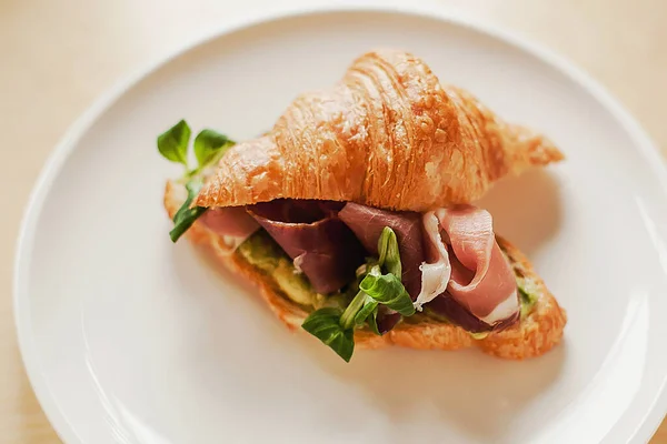 Lezzetli dilimlenmiş ruisan jambonlu ve otlu kahvaltı. 