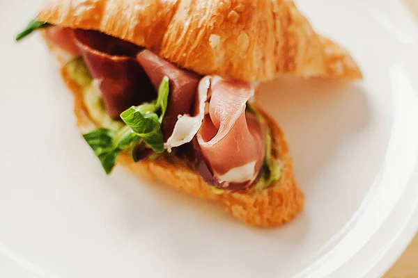 Lezzetli dilimlenmiş ruisan jambonlu ve otlu kahvaltı. 