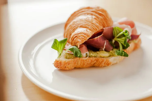 Lezzetli dilimlenmiş ruisan jambonlu ve otlu kahvaltı. 