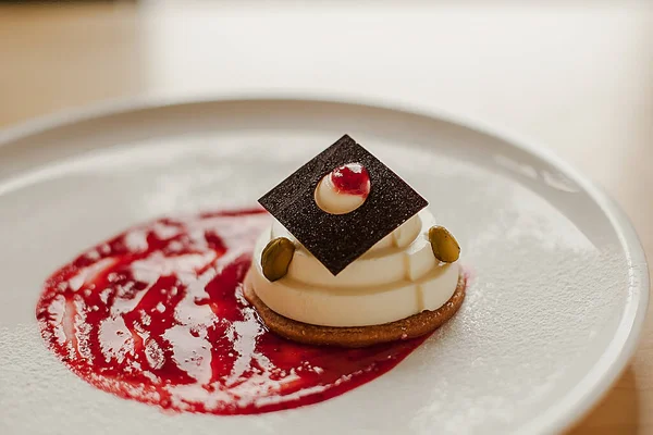 Güzel kremalı pasta ve böğürtlen reçeli