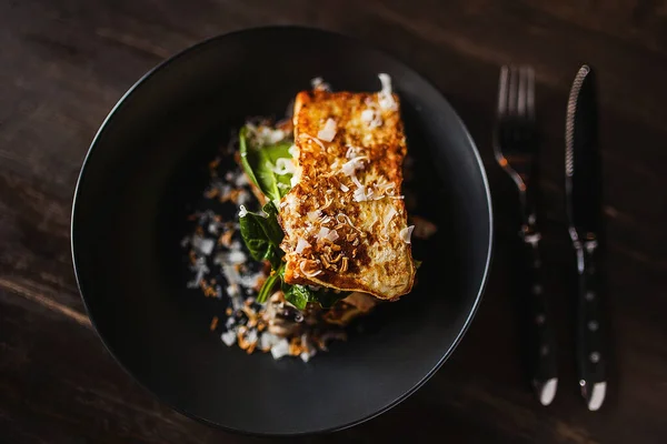 Ton balıklı sandviç, marul ve sos.