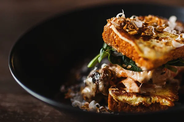 Ton balıklı sandviç, marul ve sos.