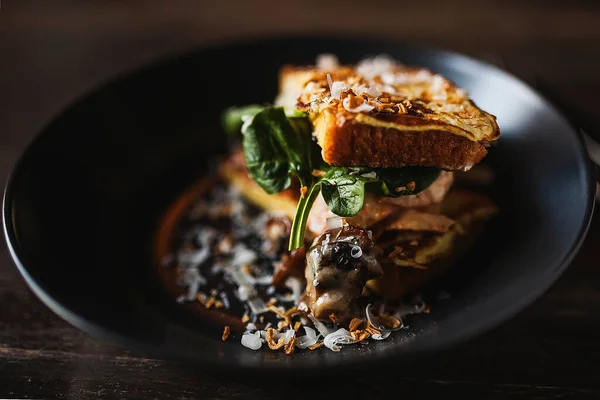 Ton balıklı sandviç, marul ve sos.