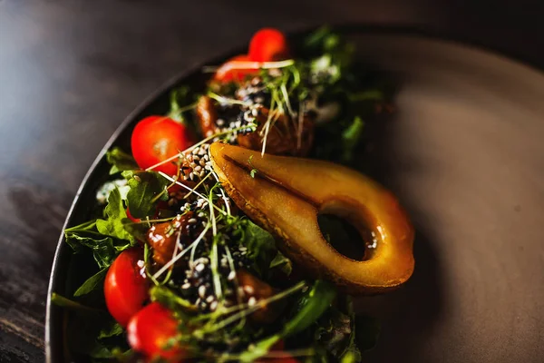 salata karamelli armut sarugula kiraz domatesleri. 