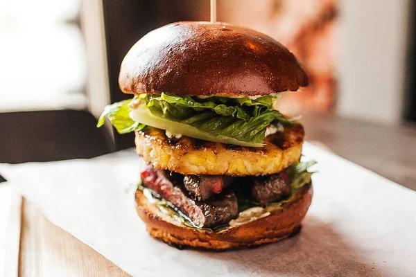 Pirzola ve ananaslı burger.