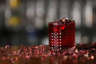 Buzlu votka nar, kırmızı kokteyl.