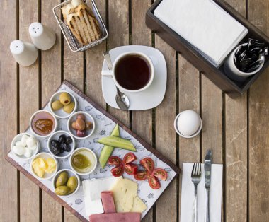 Masa kuşbakışı Türk kahvaltısı