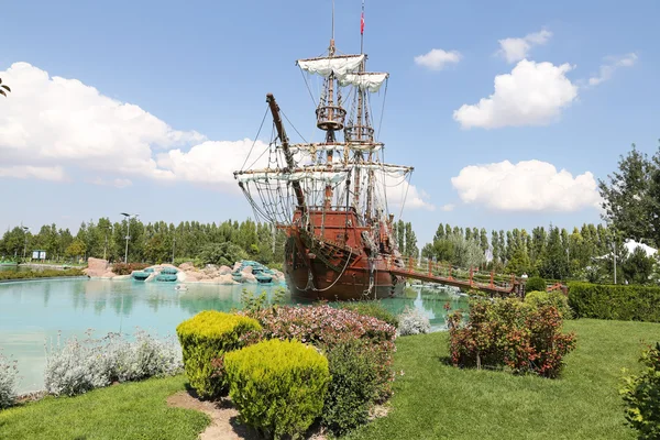 Pirate Ship in Sazova Science, Art and Cultural Park in Eskisehi — Stock Photo, Image