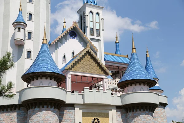 Castillo de cuento de hadas en Sazova Ciencia, Arte y Parque Cultural en Es —  Fotos de Stock