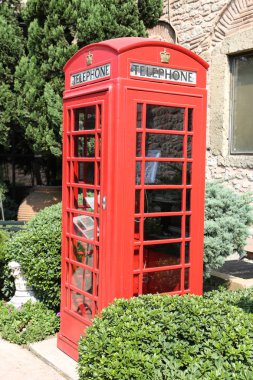 Kırmızı telefon kulübesi