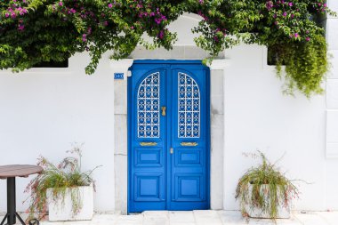 Bir evin Bodrum, Türkiye'de mavi kapı