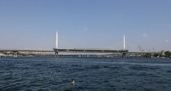 Golden Horn Metro Bridge in Istanbul — Stockfoto