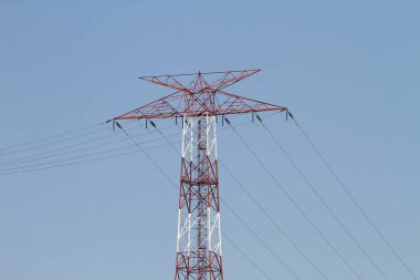 Kırmızı ve beyaz elektrik direği