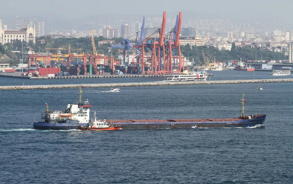 Buque de carga en el mar — Foto de Stock