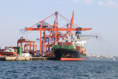 Konteynır gemisi limanda