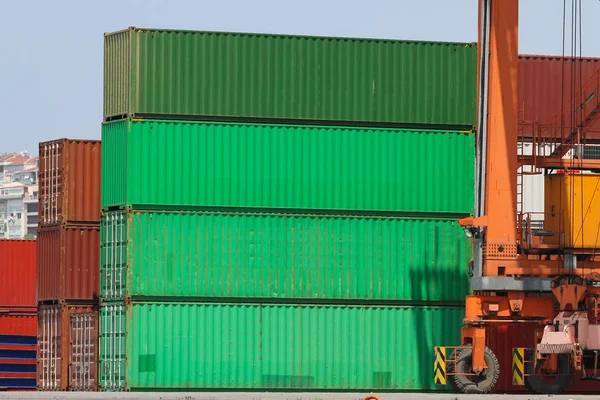 Kontejnery v přístavu — Stock fotografie