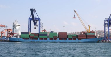 Konteynır gemisi limanda