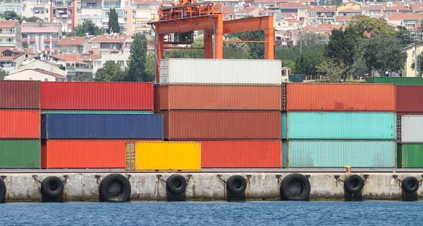 Recipientes em um porto — Fotografia de Stock