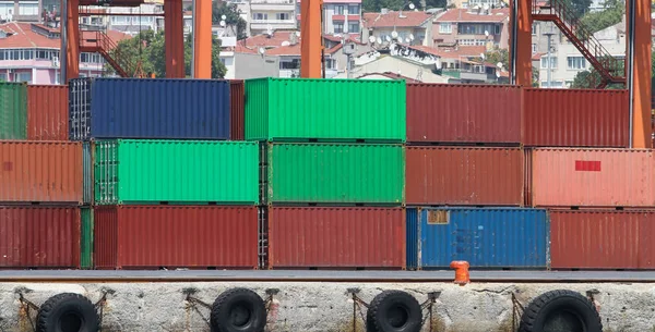 Recipientes em um porto — Fotografia de Stock